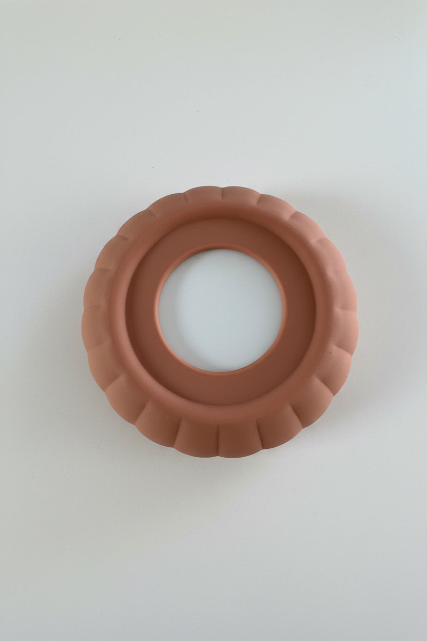 Plastic free porcelain bowl made for children, with suction technology and a stylish scalloped protective cover design