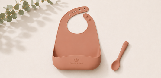 Silicon baby bib and spoon set in relaxed rust colour. Suitable for weening babies.
