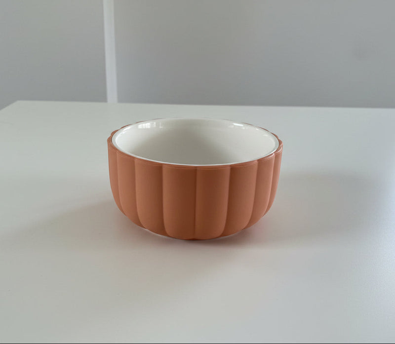 Plastic free porcelain bowl made for children, with   suction technology and a stylish scalloped protective cover design