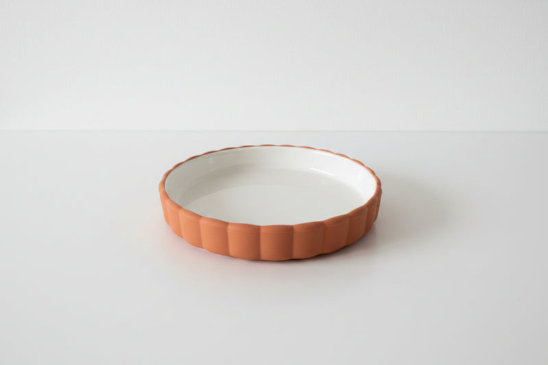Plastic free porcelain plate made for children, with   suction technology and a stylish design, including a protective cover